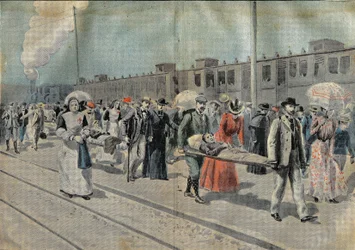 Die Ankunft eines Krankenzuges am Bahnhof von Lourdes, wo die Tragen sie direkt zur wundersamen Höhle transportieren und die Damen der Vereinigung Notre-Dame de Salvation und die Kleinen Schwestern der Himmelfahrt mit Hingabe über sie wachen