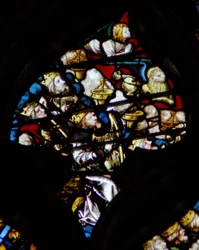 Das westliche Rosenfenster zeigt eine Szene aus dem Buch der Offenbarung: Vierundzwanzig Älteste zusammen mit dem Engel des Matthäus und dem Löwen des Markus (4:10).