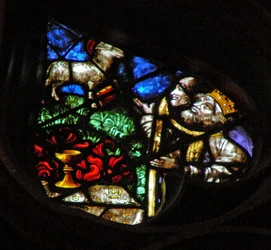 Das Westrosenfenster zeigt eine Szene aus dem Buch der Offenbarung: Lamm auf dem Berg Zion mit zwei der 144.000 Erlösten (14:1-5).