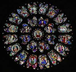 Das westliche Rosenfenster mit fragmentarischen fünfzehnten und sechzehnten Tafeln, hauptsächlich Heilige darstellend