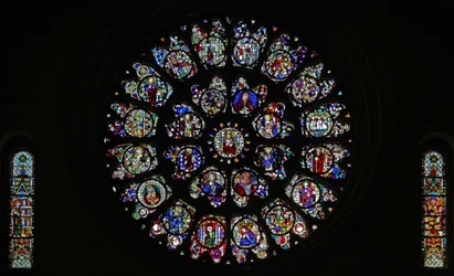 Das westliche Rosenfenster mit fragmentarischen fünfzehnten und sechzehnten Tafeln, hauptsächlich Heilige darstellend (Rosenfenster - innen)