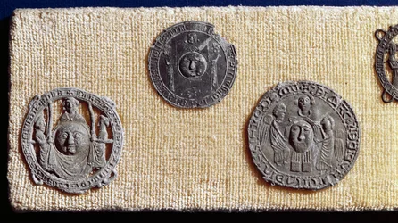 Drei Pilgerplaketten von St. Jean d