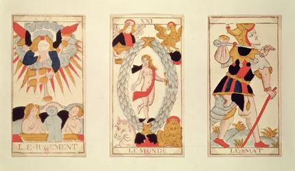 Drei Tarotkarten, die Gericht, Die Welt und Der Narr darstellen (farbiger Holzstich)