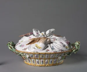 Terrine in Form eines Korbes mit Wild, Hersteller Sceaux-Fabrik, ca. 1755 (zinnverglaste Irdenware (Faience) mit Emailldekoration)