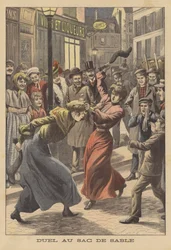 Zwei Frauen kämpfen mit mit Sand gefüllten Strümpfen