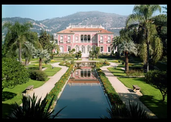 Ansicht der Fassade und Gärten der Villa Ile-de-France, erbaut 1905-12