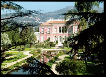 Ansicht der Fassade und Gärten der Villa Ile-de-France, erbaut 1905-12