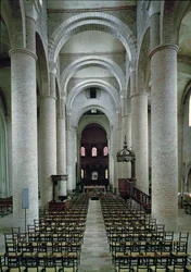 Blick auf das Kirchenschiff in Richtung Altar