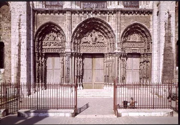 Westfassade mit den drei Türen des Königlichen Portals, darstellend (von links nach rechts) die Himmelfahrt, Christus in Majestät mit den Symbolen der Evangelisten und die Madonna mit Kind auf dem Thron, ca. 114