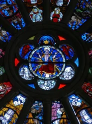 Fenster, das Christus mit drei Engeln und drei Seelen darstellt