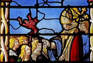Fenster, das den heiligen Cler zeigt: exorziert einen Dämon aus Hasterie