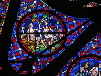 Fenster w115, Adam und Eva unter einem Baum mit Tieren und Vögeln darstellend