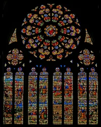 Fenster w120, in der Rosette: Gottvater umgeben von Cherubim und Engeln. In den Lanzetten: das Leben des Moses