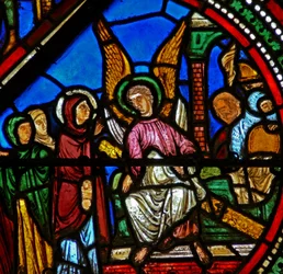 Fenster w15 zeigt eine Auferstehungsszene: die Heiligen Frauen am Grab
