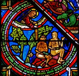 Fenster w15 zeigt das Fenster des barmherzigen Samariters: Adam und Eva bedecken ihre Nacktheit