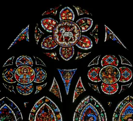Fenster w202 mit Maßwerklichtern, zwei Engeln und dem Agnus Dei