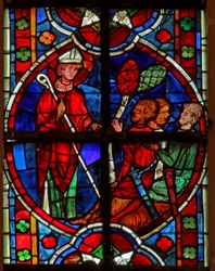 Fenster w209 zeigt eine Szene aus einer Legende des Heiligen Nikolaus: er konfrontiert einige Diebe