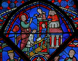 Fenster w23 mit einer Szene aus dem Leben des Heiligen Thomas: der Heilige baut eine Kirche
