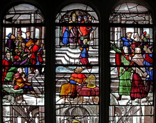 Fenster w28 zeigt die Aufnahme der Jungfrau Maria im Tempel