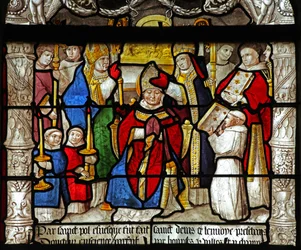 Fenster w31 zeigt eine Szene aus dem Leben von St. Denis: er wird zum Bischof geweiht