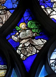 Fenster w4, ein Engel Musiker