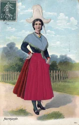 Frau in traditioneller Tracht aus der Normandie um 1910