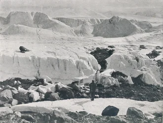 Gespaltenes Eis am Eingang zum Priestley-Gletscher, ca. 1911, 1913