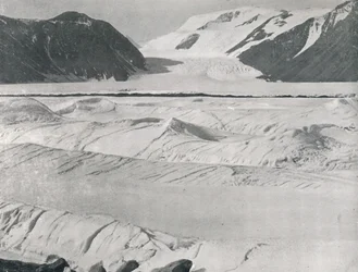 Gespaltenes Eis am Eingang zum Priestley-Gletscher, ca. 1911, 1913
