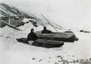 Die zwei Kajaks an Land, ca. 1911, 1913