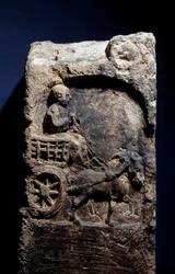 Gallorömische Kunst: Stele, die einen Mann auf einem von einem Pferd gezogenen Wagen darstellt. 50 v. Chr. - 100 n. Chr. Metz. Museum der Schönen Künste