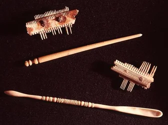 Zwei Kämme, eine Haarnadel und ein Löffel für Make-up