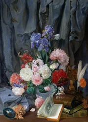 Stillleben mit Vase von Schnittblumen, Muscheln und Büchern