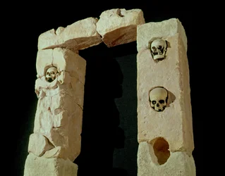 Türöffnung mit Schädeln aus dem Heiligtum von Roquepertuse, Gallien, Zivilisation der La-Tène-Zeit II (3.-2. Jahrhundert v. Chr.)