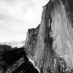 Majestätischer Bergklippenpfad
