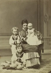Großherzogin Maria Fjodorowna mit Kindern, Nikolaus Alexandrowitsch, George..., ca. 1875