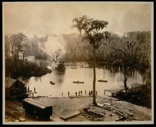 [Ankunft eines Heckraddampfers in Silver Springs, Florida, nach einer nächtlichen Fahrt auf dem St. Johns River, dem Oklawaha River und dem Silver River]