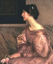 Porträt einer sitzenden Dame, halb im Profil, die zwei rosa Rosen hält und ein rosa Kleid trägt