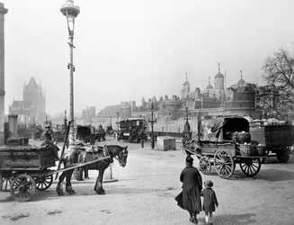 Karren vor dem Tower of London, um 1930