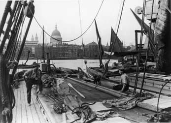Männer auf einer Themse-Barke, South Bank, Lambeth, London, frühes 20. Jahrhundert