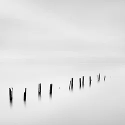 Minimalistische Pfähle Wasser