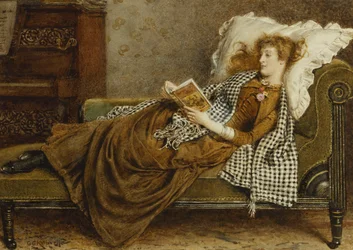 Eine junge Dame, die in einem Innenraum liest