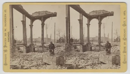 Stereograph eines Mannes, der einen Safe unter den Ruinen nach dem Chicago-Feuer von 1871 kühlt, 1871