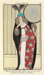 Kleid aus weißem Crêpe de Chine verziert mit Fuchs. Mantel aus Otter und Stinktier