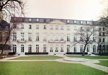 Ansicht der Gartenfassade des Hotel de Beauharnais, erbaut 1713. Innenansicht des Salon Vert im Appartement von Prinz Eugene de Beauharnais (1781-1824)
