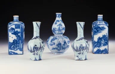 Eine Auswahl von Frankfurter Blau-Weiß-Keramiken im chinesischen Stil, um 1700-10