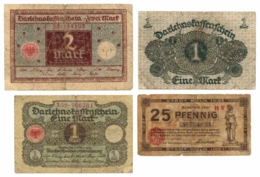 Eine Zwei-Mark-Banknote, zwei Ein-Mark-Banknoten und eine Fünfundzwanzig-Pfennig-Banknote, 1920-21