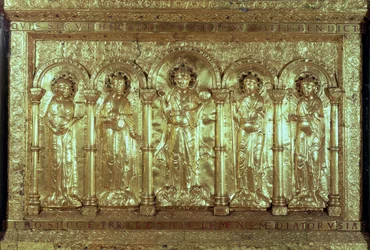 Antependium mit Christus und den Stiftern zu seinen Füßen zwischen den Erzengeln Gabriel, Raphael und Michael und St. Benedikt