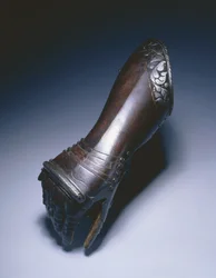 Schwarz-weißer Ellenbogen-Panzerhandschuh für die rechte Hand, um 1570