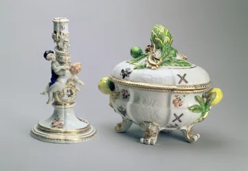 Kerzenhalter und Schale mit Deckel aus dem St. Andrew Service, Meissen, 1744-5
