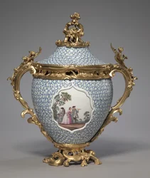 Bedeckte Vase, hergestellt von der Meissener Porzellanmanufaktur, Deutschland, 1749